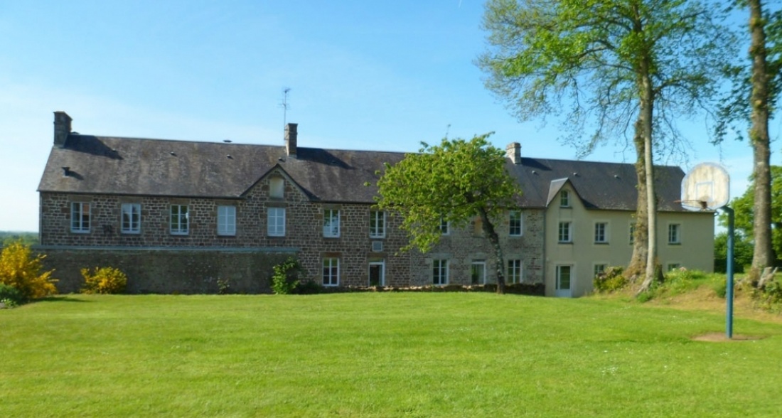 Tourisme et Hébergement GÎTE DE BELLEVUE La Mairie de Saint Fraimbault